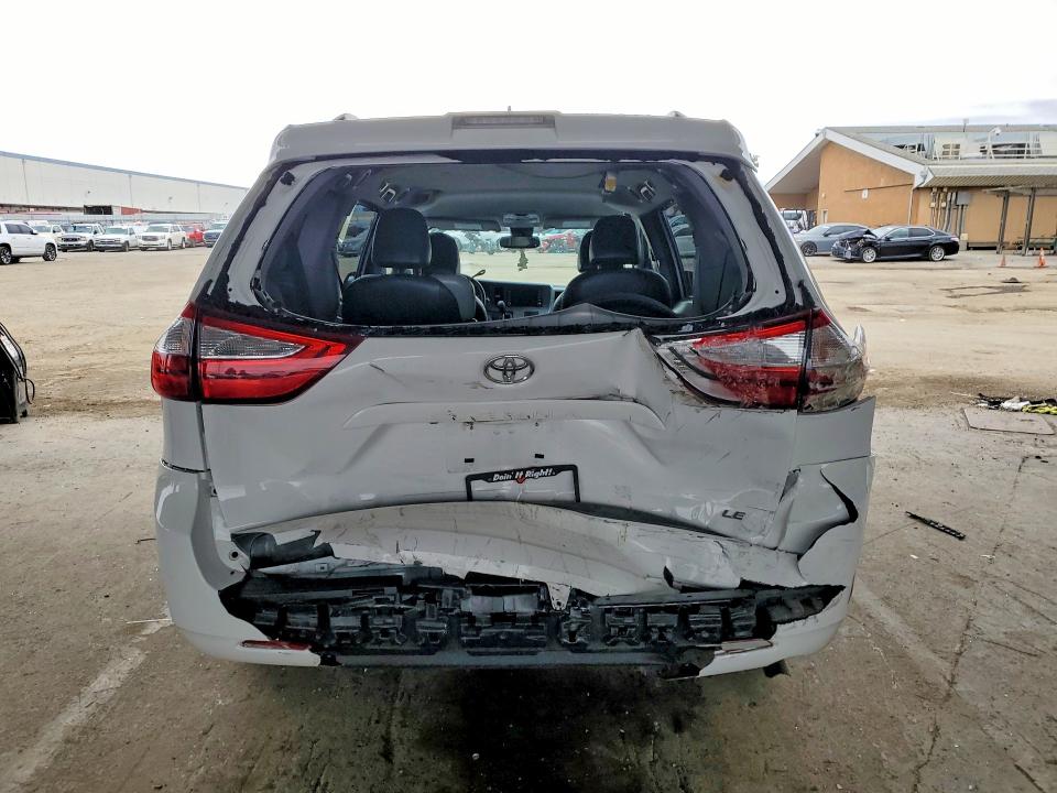 52721196 :رقم المزاد ، 5TDKZ3DC7JS927497 vin ، 2018 Toyota Sienna مزاد بيع