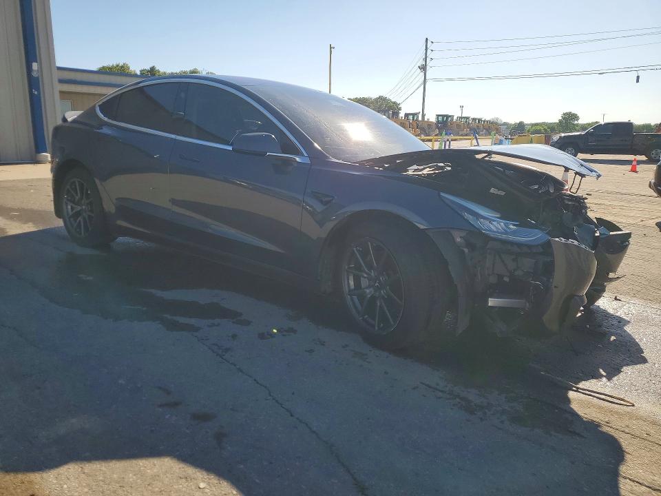 53342526 :رقم المزاد ، 5YJ3E1EAXJF028137 vin ، 2018 Tesla Model 3 مزاد بيع