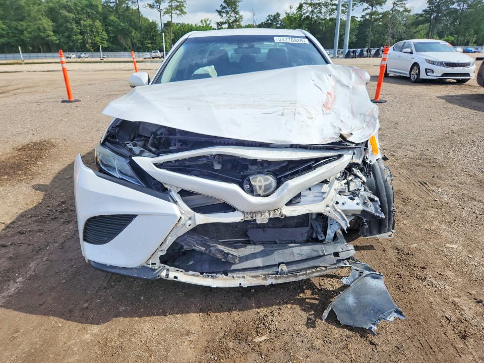 54776926 :رقم المزاد ، 4T1B11HK8JU057604 vin ، 2018 Toyota Camry مزاد بيع