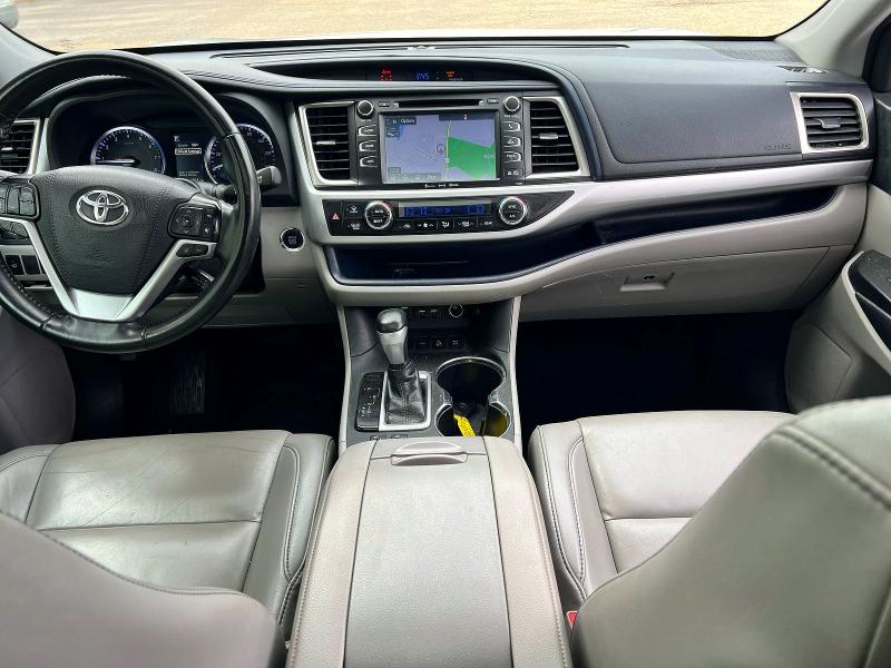 Auction sale of the 2019 Toyota Highlander, vin: 5TDJZRFH4KS588142, lot number: 55097866
