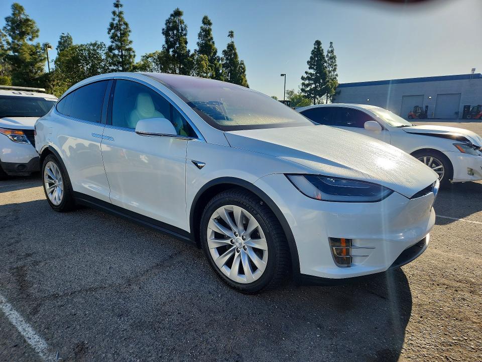 Продажа на аукционе авто 2018 Tesla Model X, vin: 5YJXCDE23JF093588, номер лота: 52248796