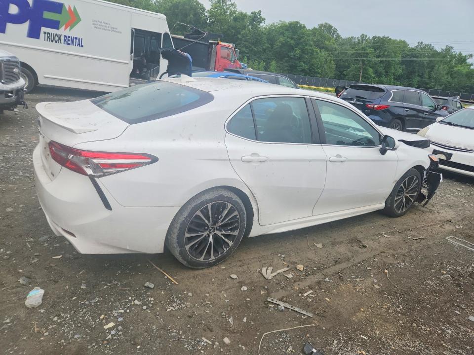 53186386 :رقم المزاد ، 4T1B11HK6JU645064 vin ، 2018 Toyota Camry مزاد بيع