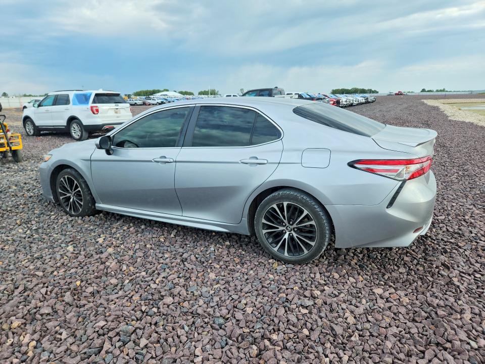 53819016 :رقم المزاد ، 4T1B11HK1JU088886 vin ، 2018 Toyota Camry مزاد بيع