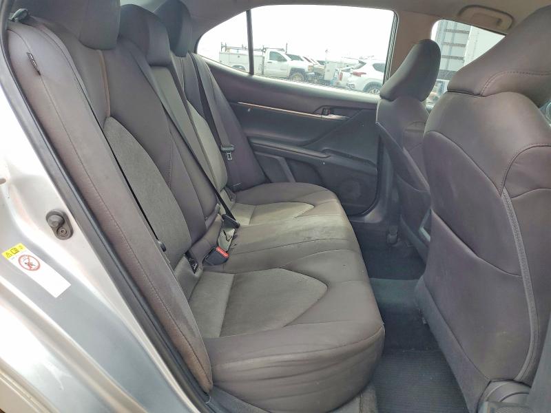 52378506 :رقم المزاد ، 4T1B11HKXJU553777 vin ، 2018 Toyota Camry مزاد بيع