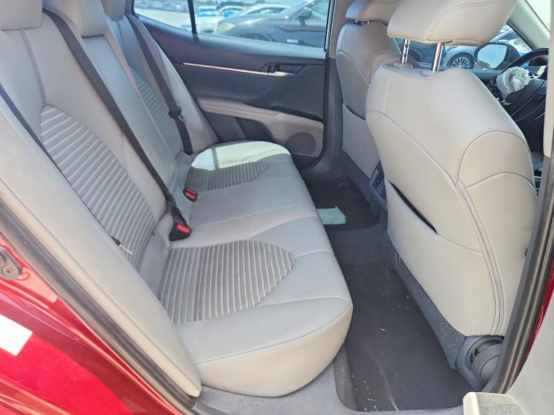 52611626 :رقم المزاد ، 4T1B11HK0JU553660 vin ، 2018 Toyota Camry مزاد بيع