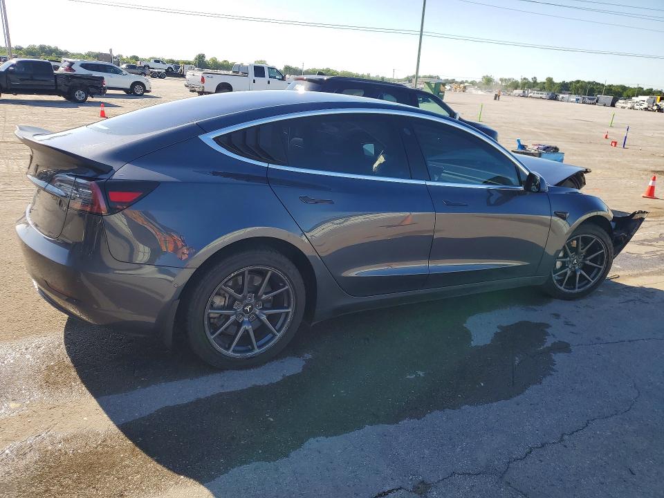 53342526 :رقم المزاد ، 5YJ3E1EAXJF028137 vin ، 2018 Tesla Model 3 مزاد بيع