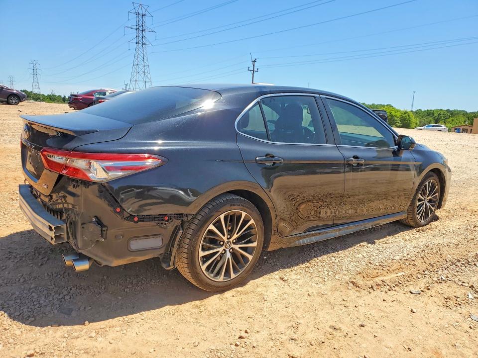 53626986 :رقم المزاد ، 4T1B11HK3JU528462 vin ، 2018 Toyota Camry مزاد بيع