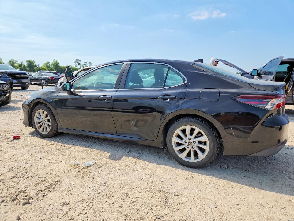 53576736 :رقم المزاد ، 4T1C11AK5NU010440 vin ، 2022 Toyota Camry مزاد بيع