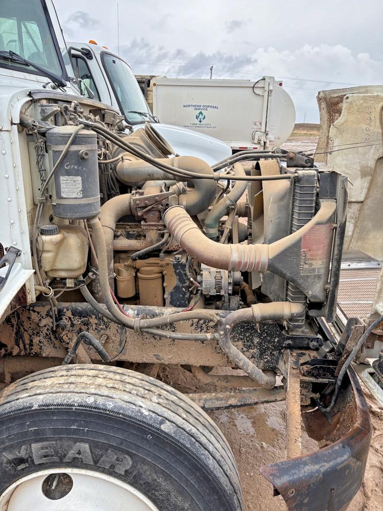50257936 :رقم المزاد ، 2NPNHZ7X31M555012 vin ، 2001 Peterbilt 330 مزاد بيع