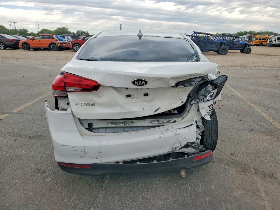53263096 :رقم المزاد ، 3KPFK4A71JE175373 vin ، 2018 Kia Forte مزاد بيع