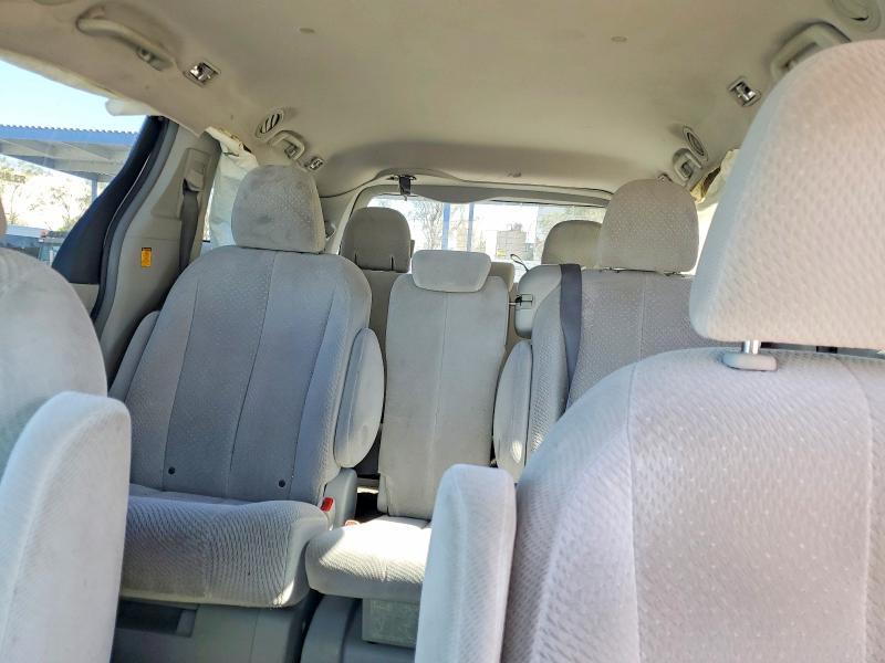 53366736 :رقم المزاد ، 5TDKK3DC8BS011904 vin ، 2011 Toyota Sienna مزاد بيع