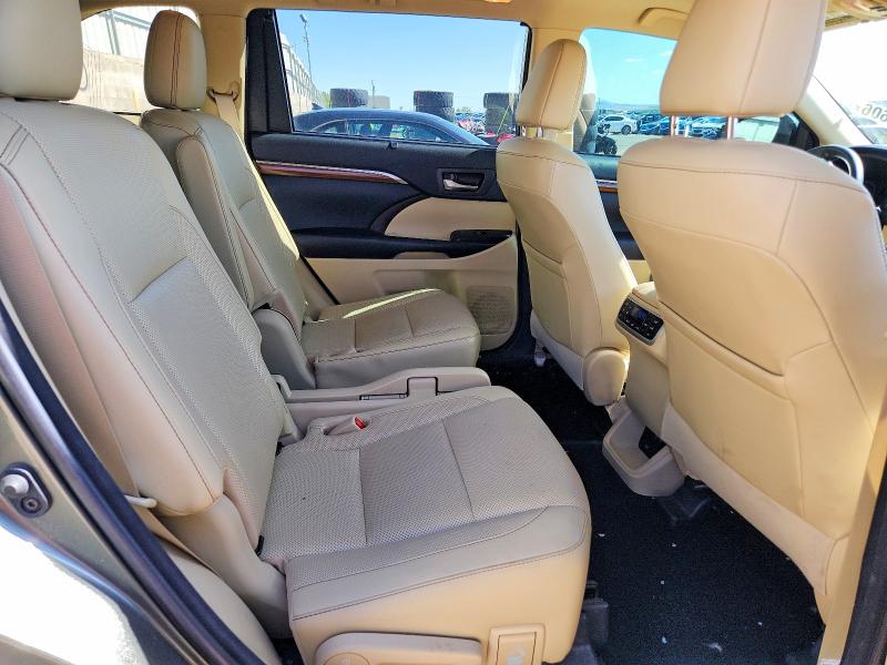Продаж на аукціоні авто 2018 Toyota Highlander, vin: 5TDDZRFH8JS877553, номер лоту: 55339606