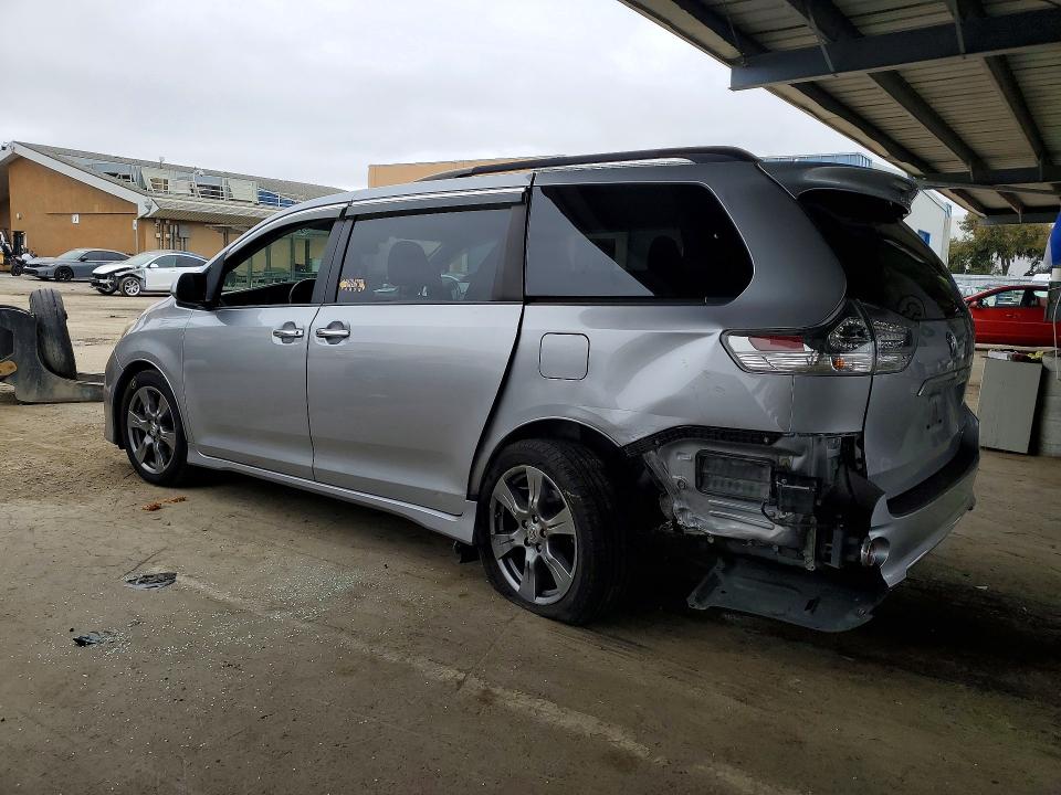52942606 :رقم المزاد ، 5TDXZ3DCXHS877632 vin ، 2017 Toyota Sienna مزاد بيع