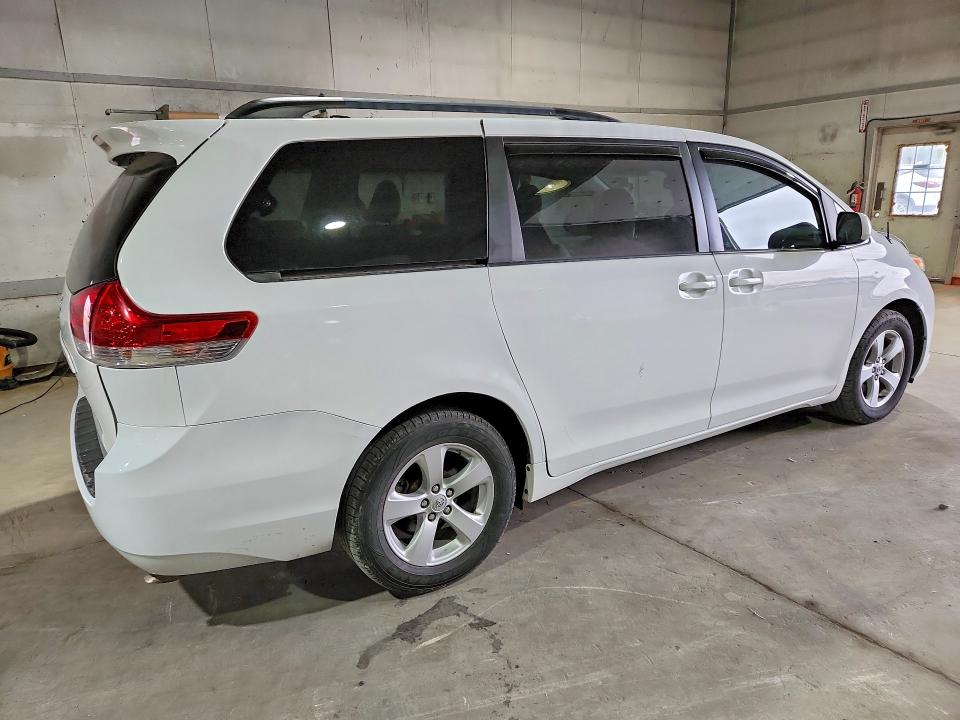 53365046 :رقم المزاد ، 5TDKK3DCXBS090797 vin ، 2011 Toyota Sienna مزاد بيع