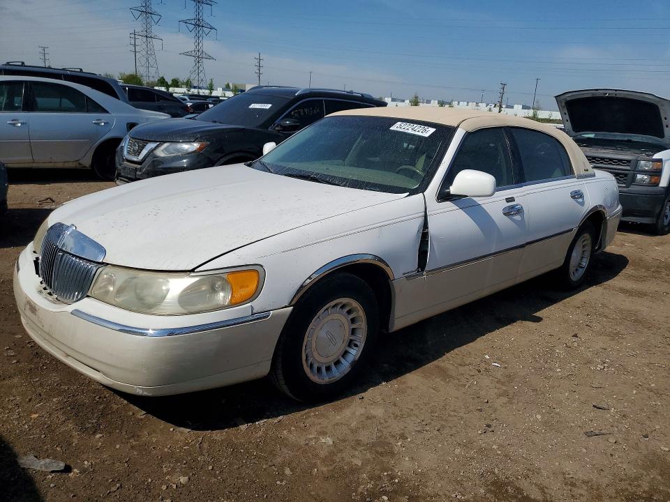 52224226 :رقم المزاد ، 1LNHM81W8YY798846 vin ، 2000 Lincoln Town Car مزاد بيع