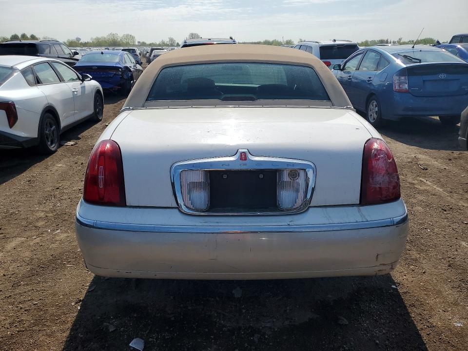 2000 Lincoln Town Car მანქანა იყიდება აუქციონზე, vin: 1LNHM81W8YY798846, აუქციონის ნომერი: 52224226