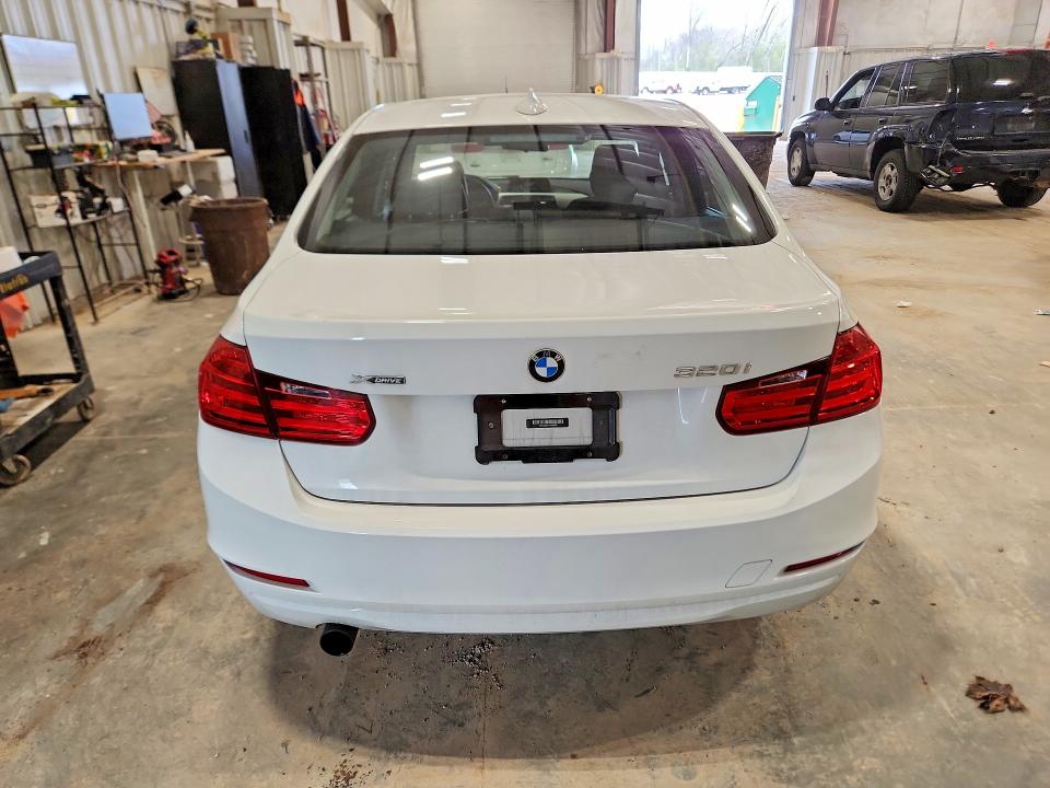 52206946 :رقم المزاد ، WBA3C3C57FK202020 vin ، 2015 Bmw 320 مزاد بيع