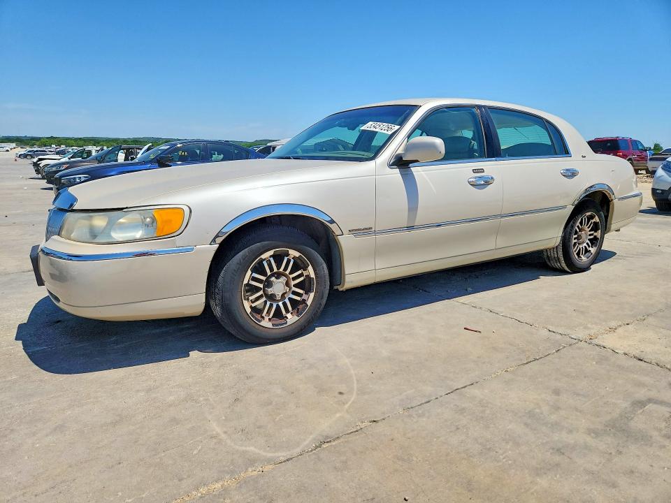 53451256 :رقم المزاد ، 1LNHM83W6YY877221 vin ، 2000 Lincoln Town Car مزاد بيع