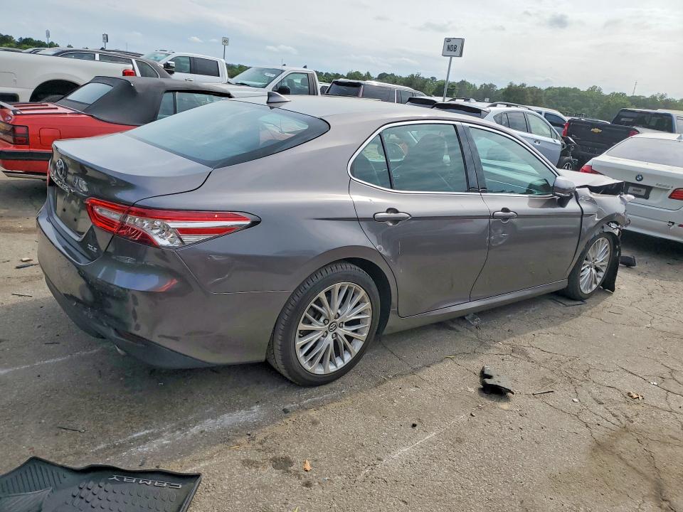 51647336 :رقم المزاد ، 4T1B11HK8JU086603 vin ، 2018 Toyota Camry مزاد بيع