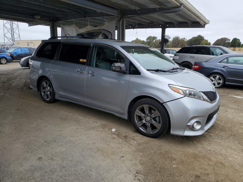 52942606 :رقم المزاد ، 5TDXZ3DCXHS877632 vin ، 2017 Toyota Sienna مزاد بيع
