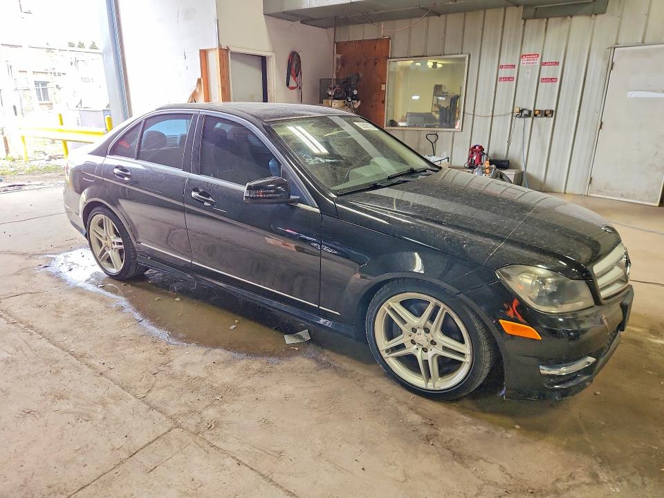 Продажа на аукционе авто 2013 Mercedes-benz C, vin: WDDGF8AB2DR263772, номер лота: 52028176