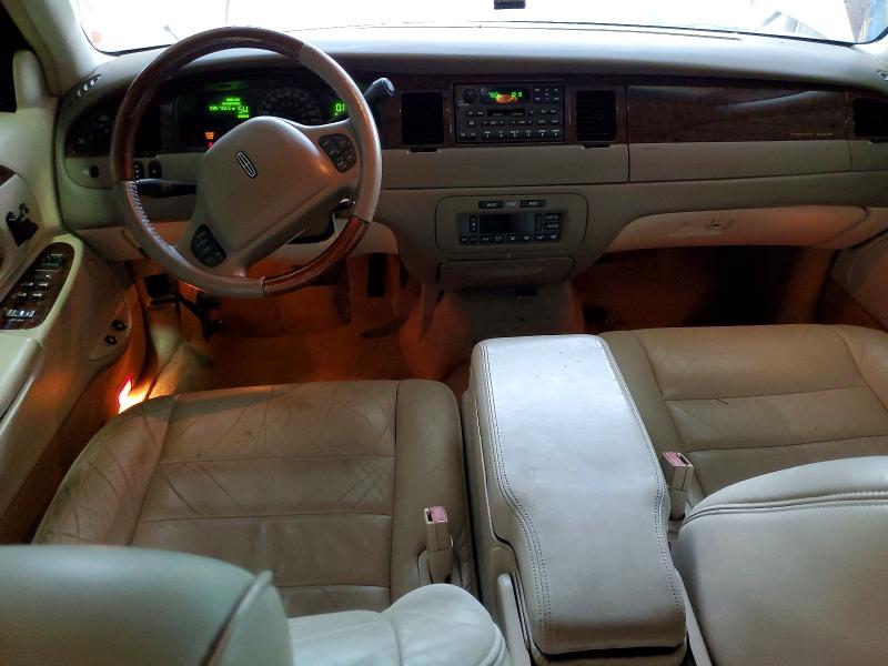54022106 :رقم المزاد ، 1LNHM82W52Y640311 vin ، 2002 Lincoln Town Car مزاد بيع