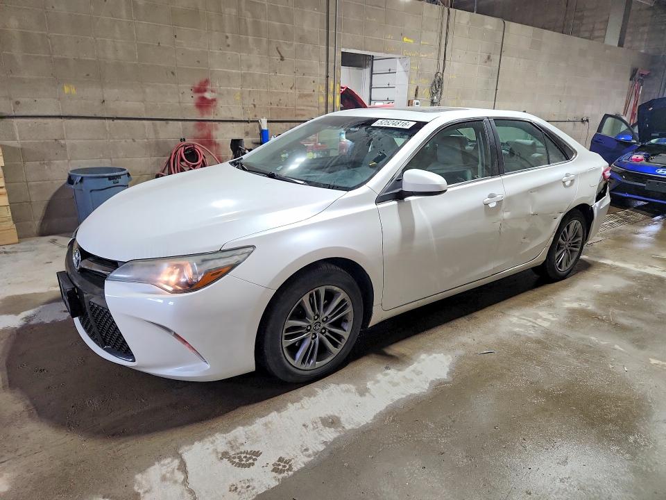 52524816 :رقم المزاد ، 4T1BF1FK5FU023874 vin ، 2015 Toyota Camry مزاد بيع
