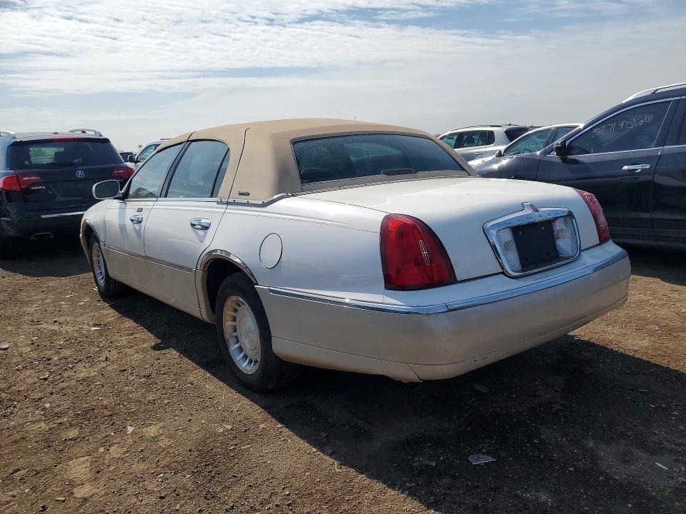 2000 Lincoln Town Car მანქანა იყიდება აუქციონზე, vin: 1LNHM81W8YY798846, აუქციონის ნომერი: 52224226
