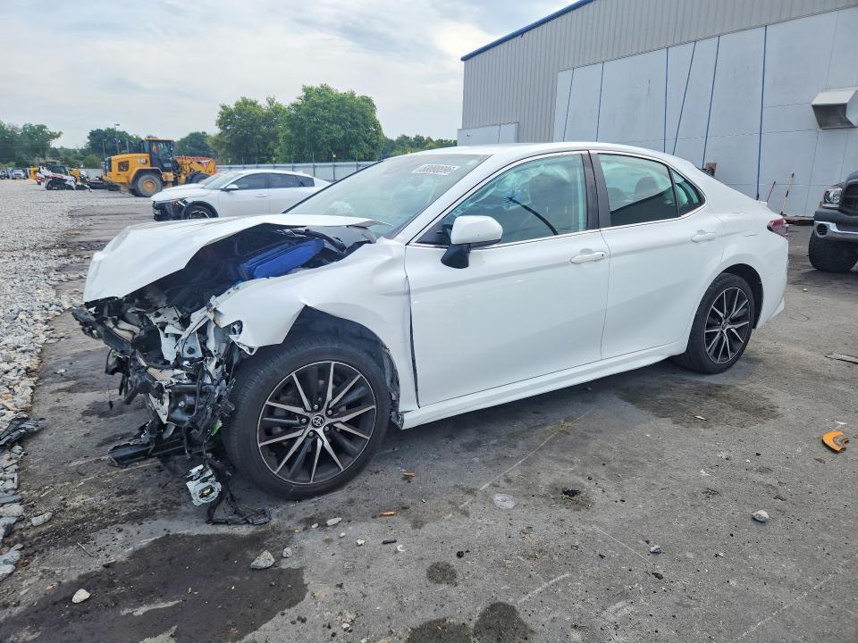 53098896 :رقم المزاد ، 4T1G11AK6MU522885 vin ، 2021 Toyota Camry مزاد بيع