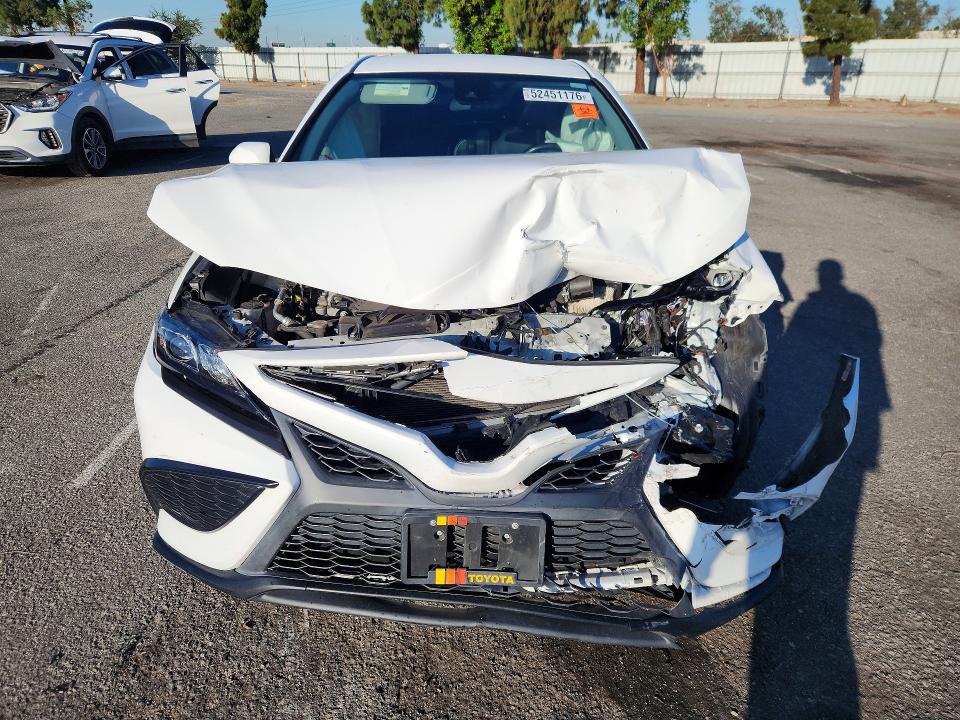 52451176 :رقم المزاد ، 4T1G11AK4NU038974 vin ، 2022 Toyota Camry مزاد بيع