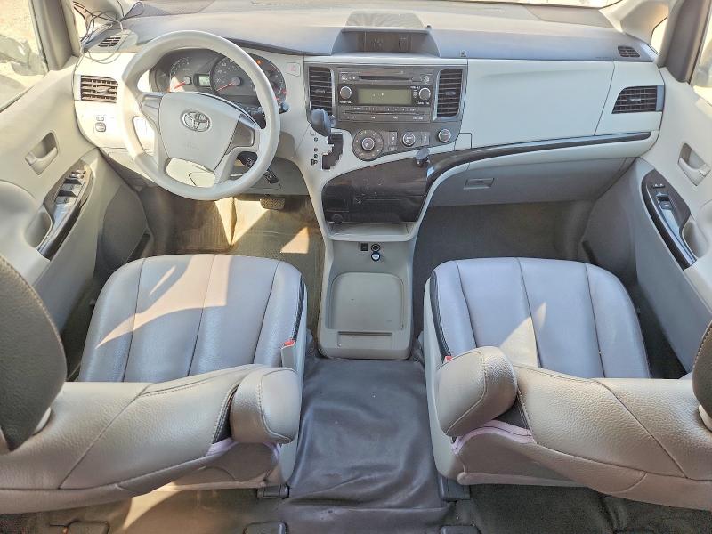 53013016 :رقم المزاد ، 5TDZK3DC8DS391912 vin ، 2013 Toyota Sienna مزاد بيع