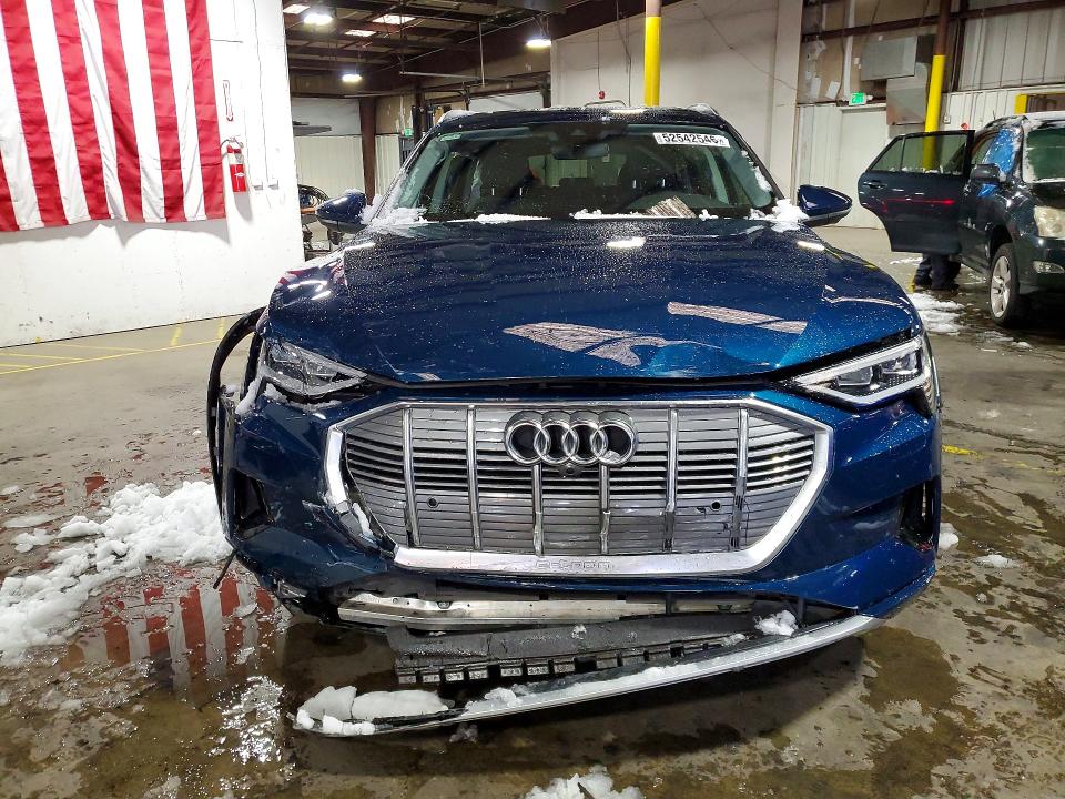 52542546 :رقم المزاد ، WA1LAAGE4NB032456 vin ، 2022 Audi E-tron مزاد بيع
