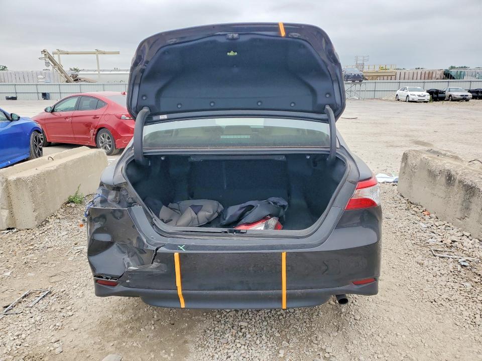 54037336 :رقم المزاد ، 4T1B11HK4JU007010 vin ، 2018 Toyota Camry مزاد بيع