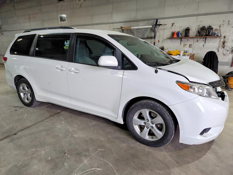 53365046 :رقم المزاد ، 5TDKK3DCXBS090797 vin ، 2011 Toyota Sienna مزاد بيع