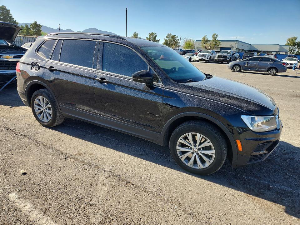 Продажа на аукционе авто 2018 Volkswagen Tiguan, vin: 3VV1B7AX7JM087740, номер лота: 54837096