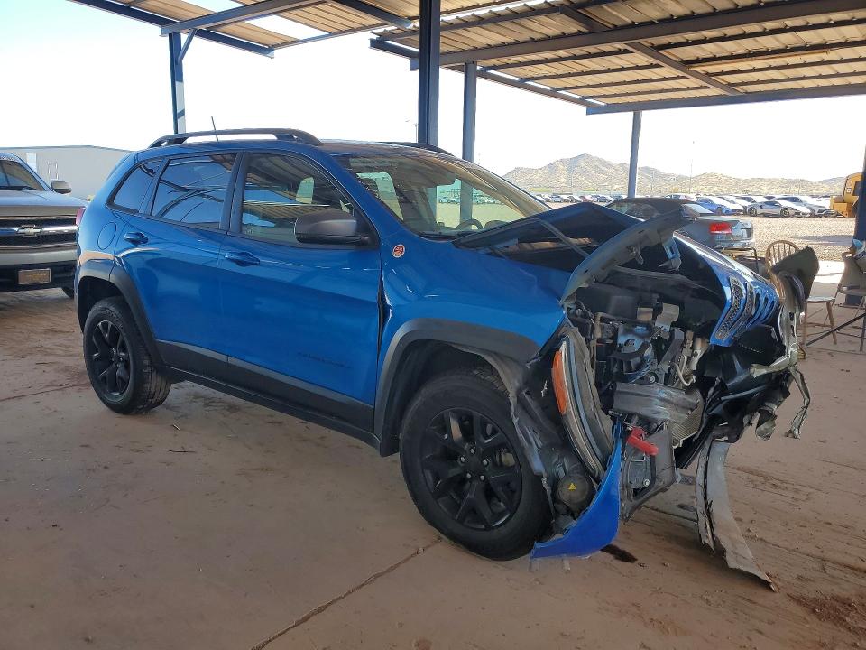 55039086 :رقم المزاد ، 1C4PJMBB2JD579617 vin ، 2018 Jeep Cherokee مزاد بيع