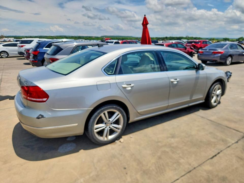 54909556 :رقم المزاد ، 1VWBN7A33EC102391 vin ، 2014 Volkswagen Passat مزاد بيع