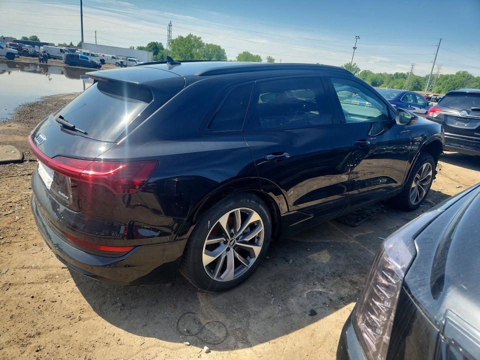 Продажа на аукционе авто 2021 Audi E-tron, vin: WA1LAAGE1MB020277, номер лота: 55243006