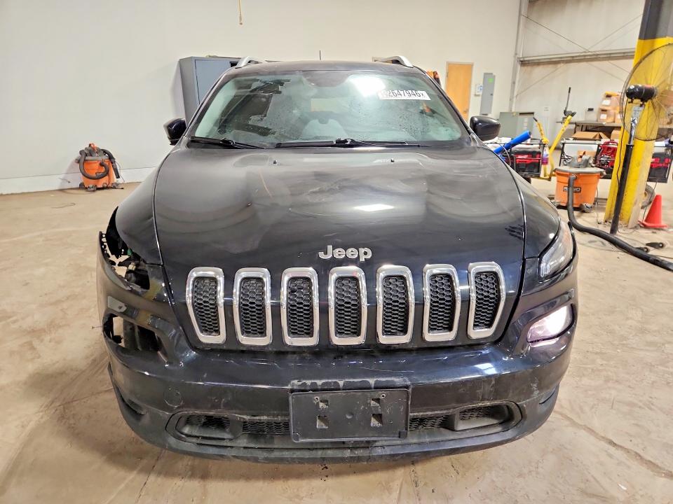 52647946 :رقم المزاد ، 1C4PJLCB9FW507995 vin ، 2015 Jeep Cherokee مزاد بيع
