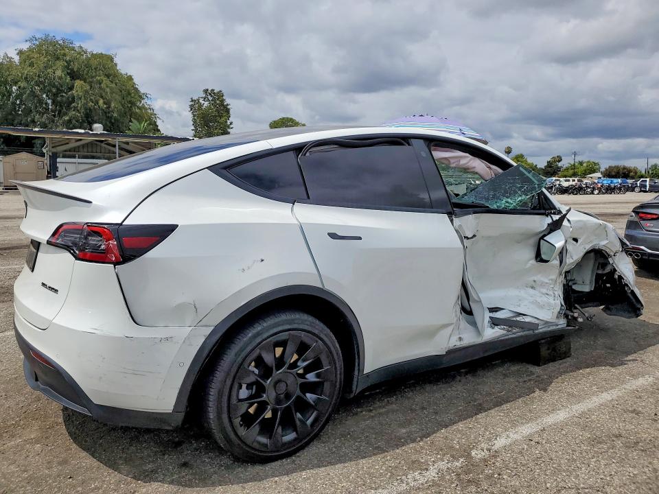 55401266 :رقم المزاد ، 7SAYGDEE2NF318918 vin ، 2022 Tesla Model Y مزاد بيع