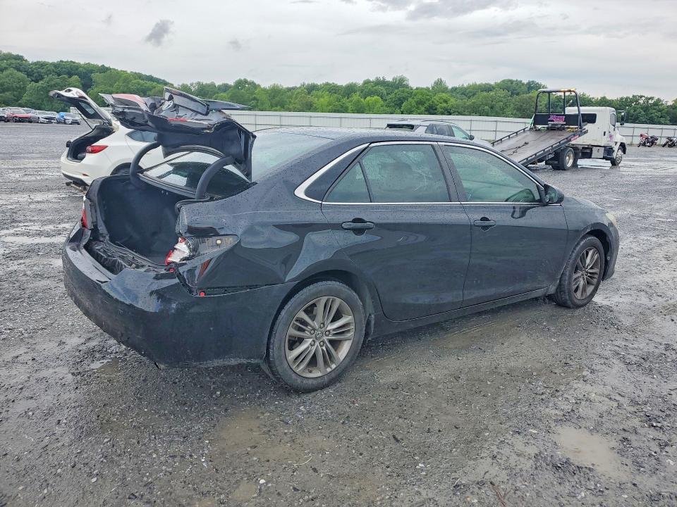 52727206 :رقم المزاد ، 4T1BF1FK7HU784795 vin ، 2017 Toyota Camry مزاد بيع