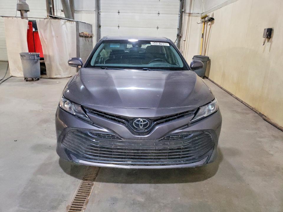 54481936 :رقم المزاد ، 4T1B11HK9JU608347 vin ، 2018 Toyota Camry مزاد بيع