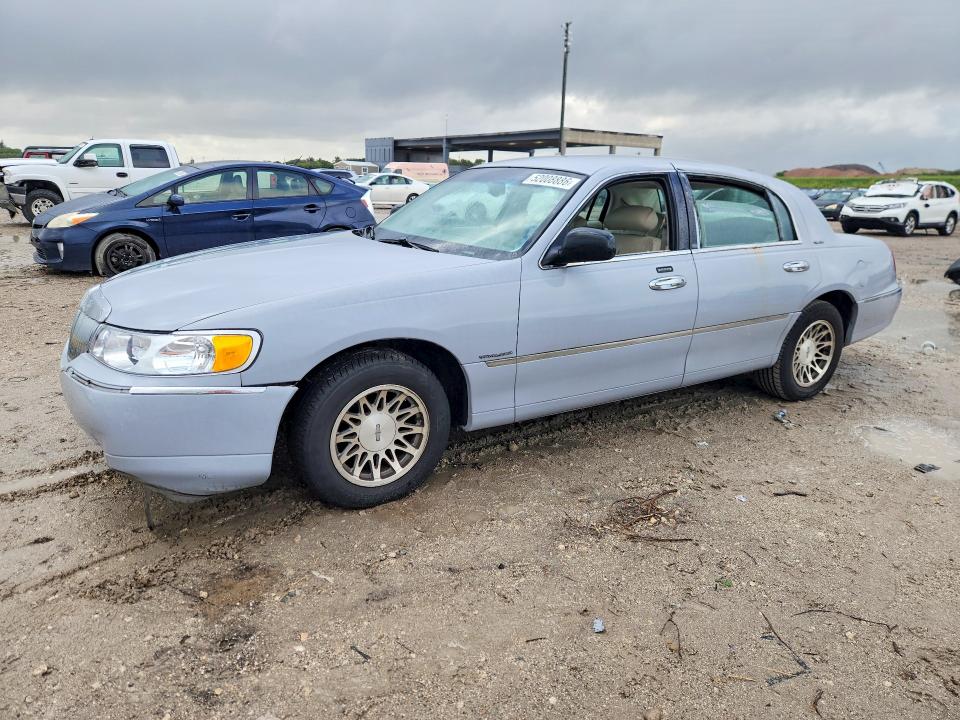 1999 Lincoln Town Car მანქანა იყიდება აუქციონზე, vin: 1LNHM82W3XY683830, აუქციონის ნომერი: 52008886