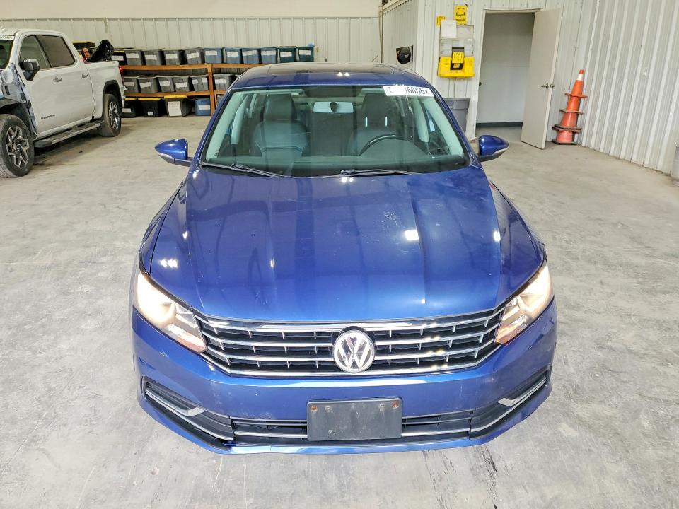 52906856 :رقم المزاد ، 1VWBT7A37HC009853 vin ، 2017 Volkswagen Passat مزاد بيع