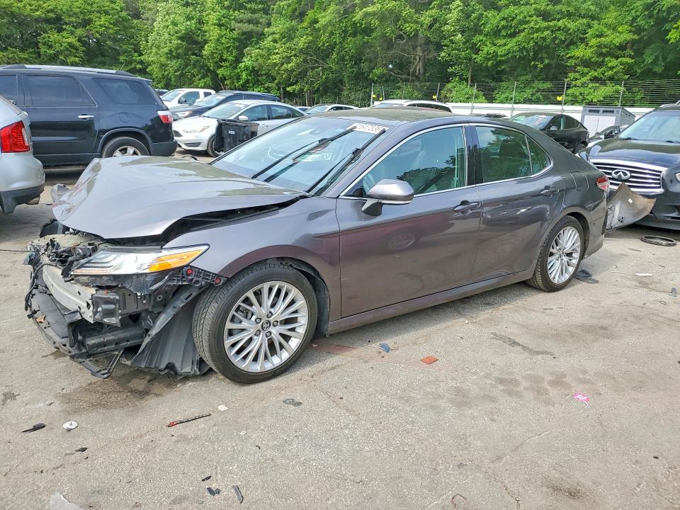 51647336 :رقم المزاد ، 4T1B11HK8JU086603 vin ، 2018 Toyota Camry مزاد بيع