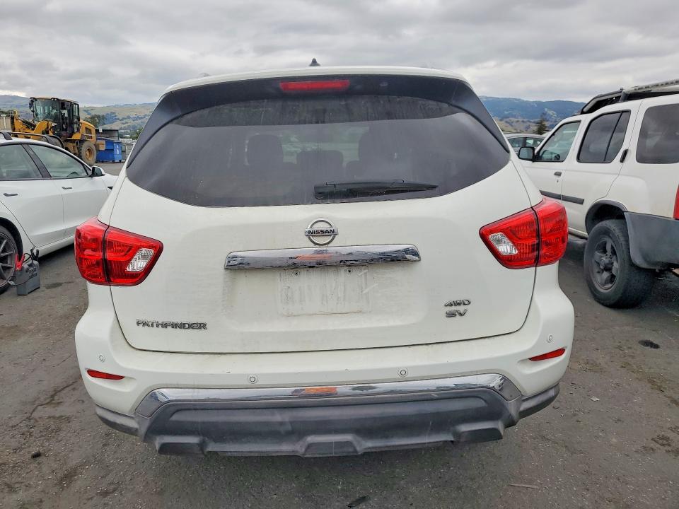 51035746 :رقم المزاد ، 5N1DR2MM8JC632725 vin ، 2018 Nissan Pathfinder مزاد بيع