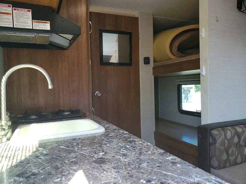 52967896 :رقم المزاد ، 4YDT18011F3151564 vin ، 2015 Keystone Summerland مزاد بيع