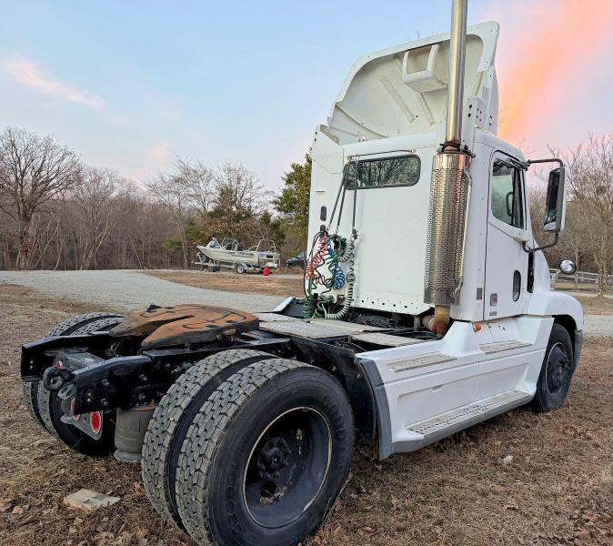 54915686 :رقم المزاد ، 1FUBBAA862PJ88345 vin ، 2002 Freightliner Conventional مزاد بيع