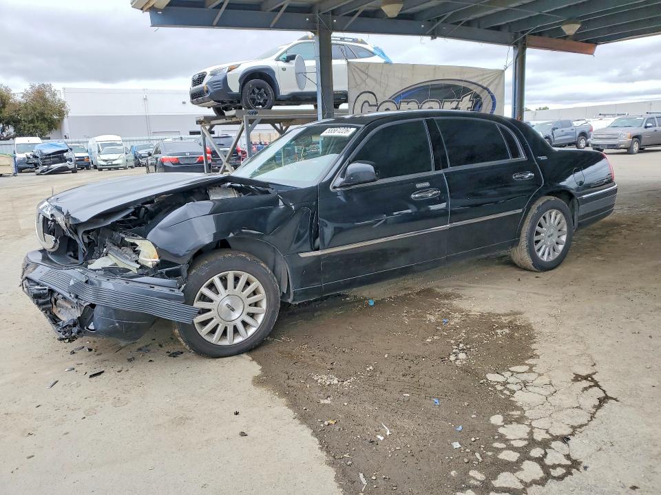 55561226 :رقم المزاد ، 1LNHM82W26Y646556 vin ، 2006 Linc Town Car مزاد بيع