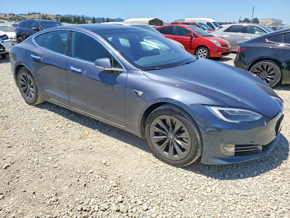 53592906 :رقم المزاد ، 5YJSA1E28JF261207 vin ، 2018 Tesla Model S مزاد بيع